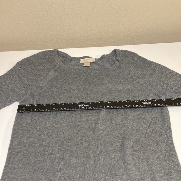 LOFT Outlet Gray Textured Lightweight Sweater Top - Size Small - Picture 16 of 16